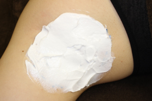 ワキに外用麻酔を塗った様子